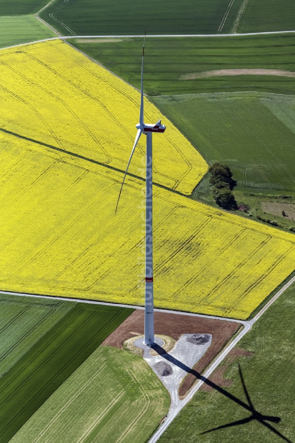 Arnstein aus der Vogelperspektive: Windenergieanlagen (WEA) - Windrad- auf einem Feld in Arnstein im Bundesland Bayern, Deutschland