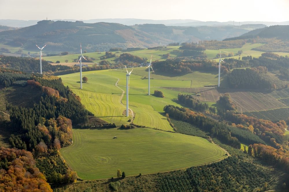 Berlar aus der Vogelperspektive: Windenergieanlagen (WEA) - Windrad- auf einem Feld in Berlar im Bundesland Nordrhein-Westfalen, Deutschland