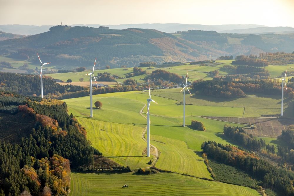 Luftbild Berlar - Windenergieanlagen (WEA) - Windrad- auf einem Feld in Berlar im Bundesland Nordrhein-Westfalen, Deutschland