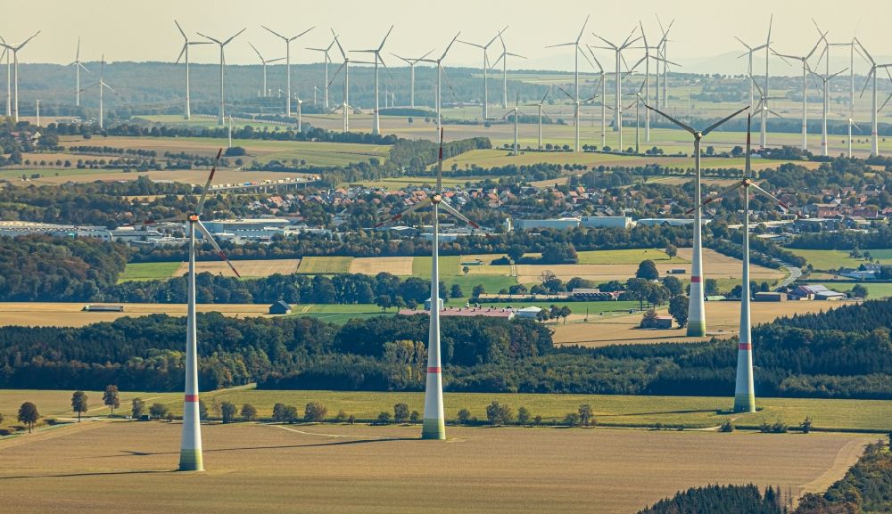 Büren aus der Vogelperspektive: Windenergieanlagen (WEA) - Windrad- auf einem Feld in Büren im Bundesland Nordrhein-Westfalen, Deutschland