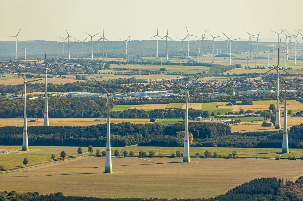 Luftbild Büren - Windenergieanlagen (WEA) - Windrad- auf einem Feld in Büren im Bundesland Nordrhein-Westfalen, Deutschland