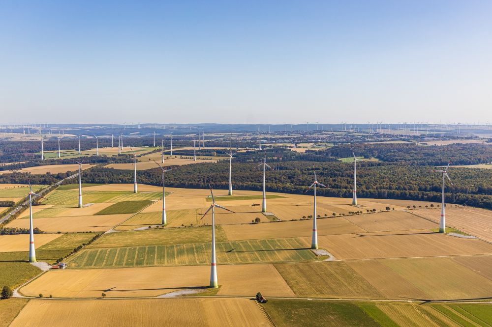 Luftaufnahme Büren - Windenergieanlagen (WEA) - Windrad- auf einem Feld in Büren im Bundesland Nordrhein-Westfalen, Deutschland