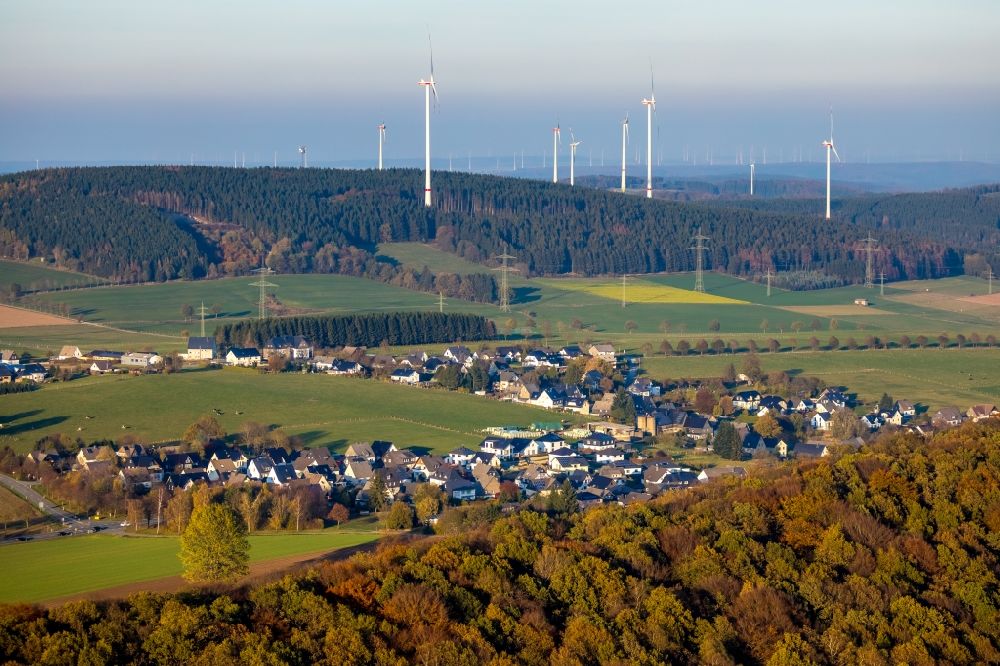 Brilon aus der Vogelperspektive: Windenergieanlagen (WEA) - Windrad- auf einem Feld in Brilon im Bundesland Nordrhein-Westfalen, Deutschland