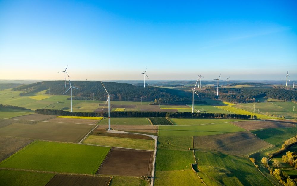 Luftbild Brilon - Windenergieanlagen (WEA) - Windrad- auf einem Feld in Brilon im Bundesland Nordrhein-Westfalen, Deutschland