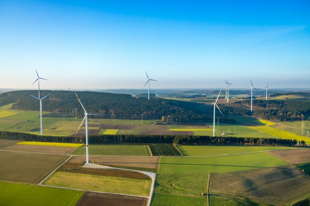 Luftaufnahme Brilon - Windenergieanlagen (WEA) - Windrad- auf einem Feld in Brilon im Bundesland Nordrhein-Westfalen, Deutschland