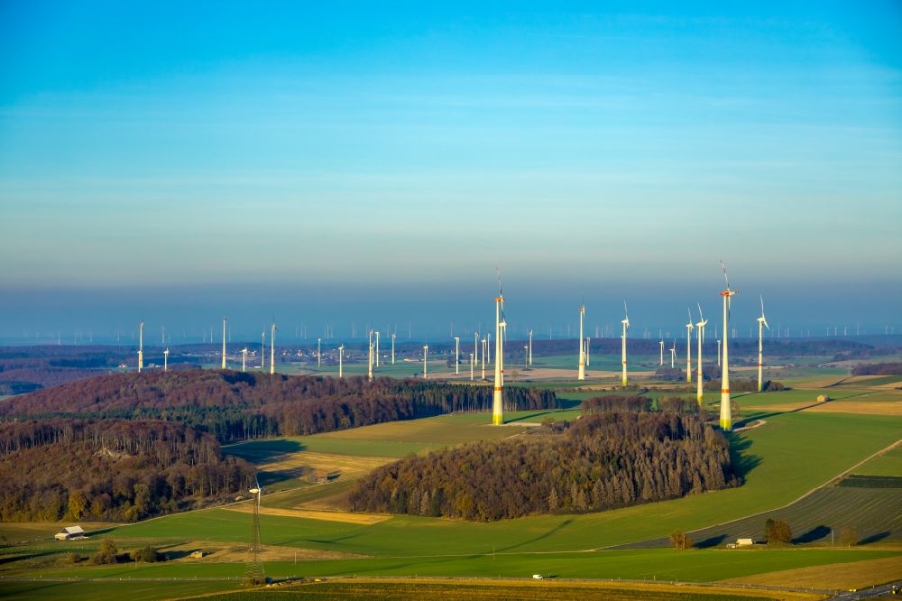 Luftaufnahme Brilon - Windenergieanlagen (WEA) - Windrad- auf einem Feld in Brilon im Bundesland Nordrhein-Westfalen, Deutschland