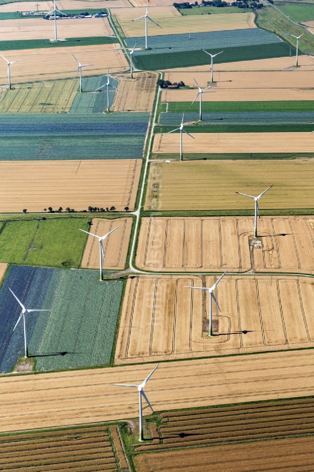 Luftaufnahme Brokreihe - Windenergieanlagen (WEA) - Windrad- auf einem Feld in Brokreihe im Bundesland Schleswig-Holstein, Deutschland