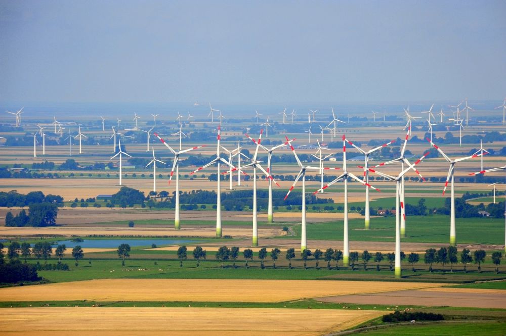 Luftbild Brunsbüttel - Windenergieanlagen (WEA) - Windrad- auf einem Feld in Brunsbüttel im Bundesland Schleswig-Holstein