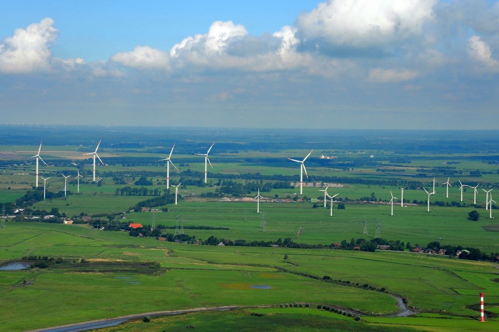 Luftaufnahme Brunsbüttel - Windenergieanlagen (WEA) - Windrad- auf einem Feld in Brunsbüttel im Bundesland Schleswig-Holstein