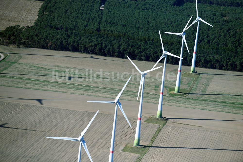 Danna von oben - Windenergieanlagen (WEA) - Windrad- auf einem Feld in Danna im Bundesland Brandenburg, Deutschland