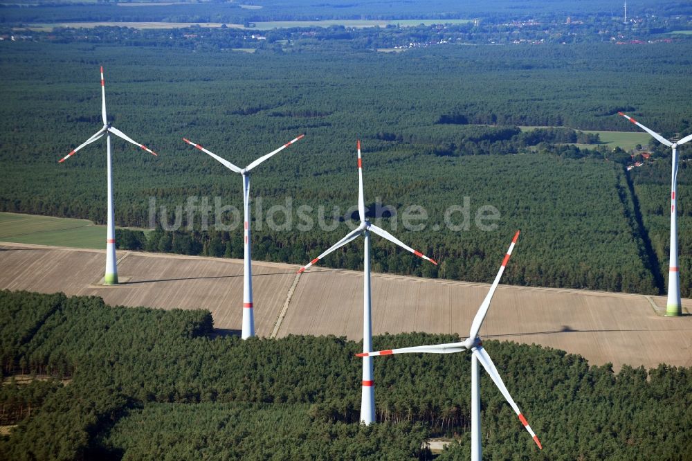 Danna aus der Vogelperspektive: Windenergieanlagen (WEA) - Windrad- auf einem Feld in Danna im Bundesland Brandenburg, Deutschland
