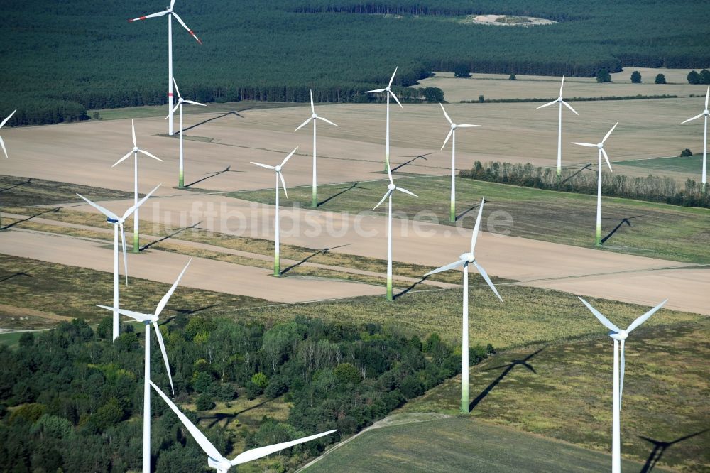 Luftaufnahme Danna - Windenergieanlagen (WEA) - Windrad- auf einem Feld in Danna im Bundesland Brandenburg, Deutschland
