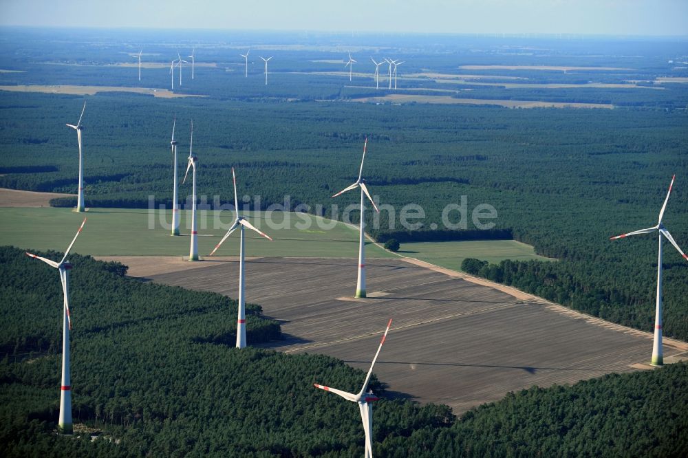 Danna aus der Vogelperspektive: Windenergieanlagen (WEA) - Windrad- auf einem Feld in Danna im Bundesland Brandenburg, Deutschland