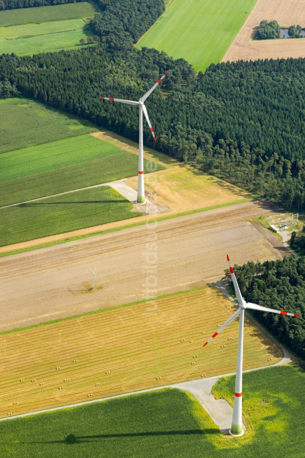 Luftaufnahme Deinste - Windenergieanlagen (WEA) - Windrad- auf einem Feld in Deinste im Bundesland Niedersachsen, Deutschland