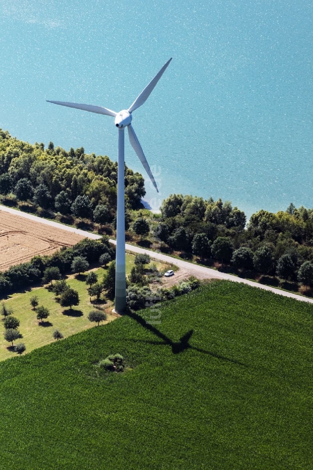 Emmerich am Rhein aus der Vogelperspektive: Windenergieanlagen (WEA) - Windrad- auf einem Feld an einem Baggersee in Emmerich am Rhein im Bundesland Nordrhein-Westfalen, Deutschland