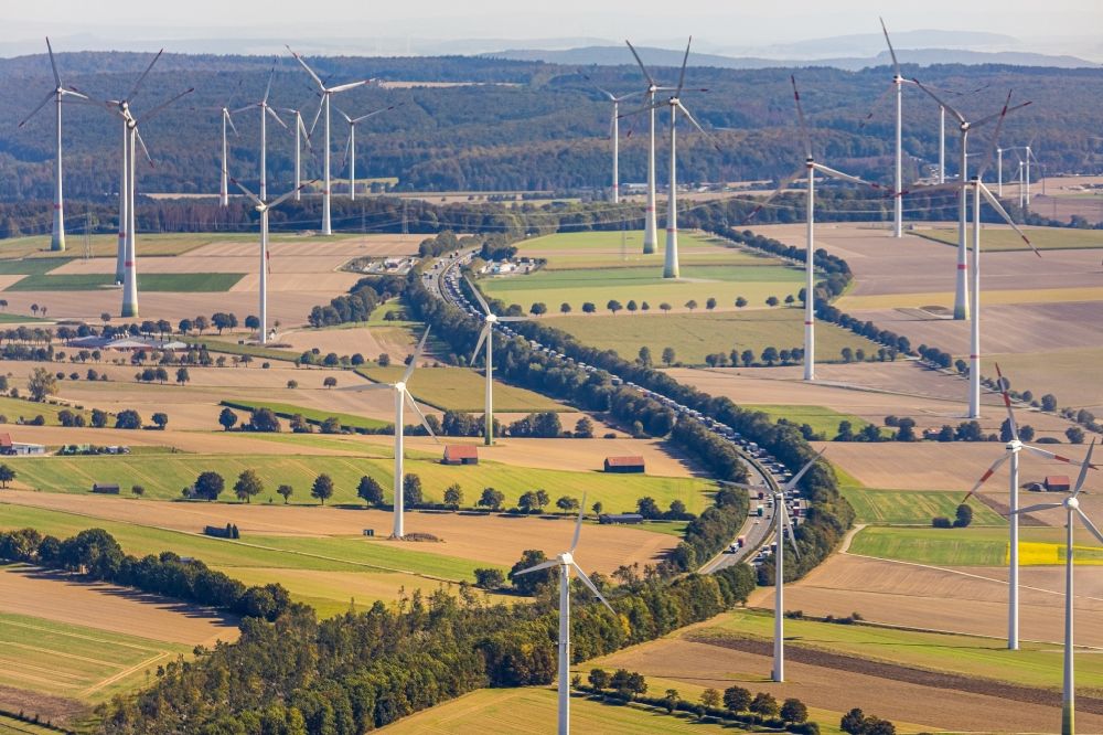 Bad Wünnenberg von oben - Windenergieanlagen (WEA) - Windrad- auf einem Feld entlang der BAB A44 in Bad Wünnenberg im Bundesland Nordrhein-Westfalen, Deutschland