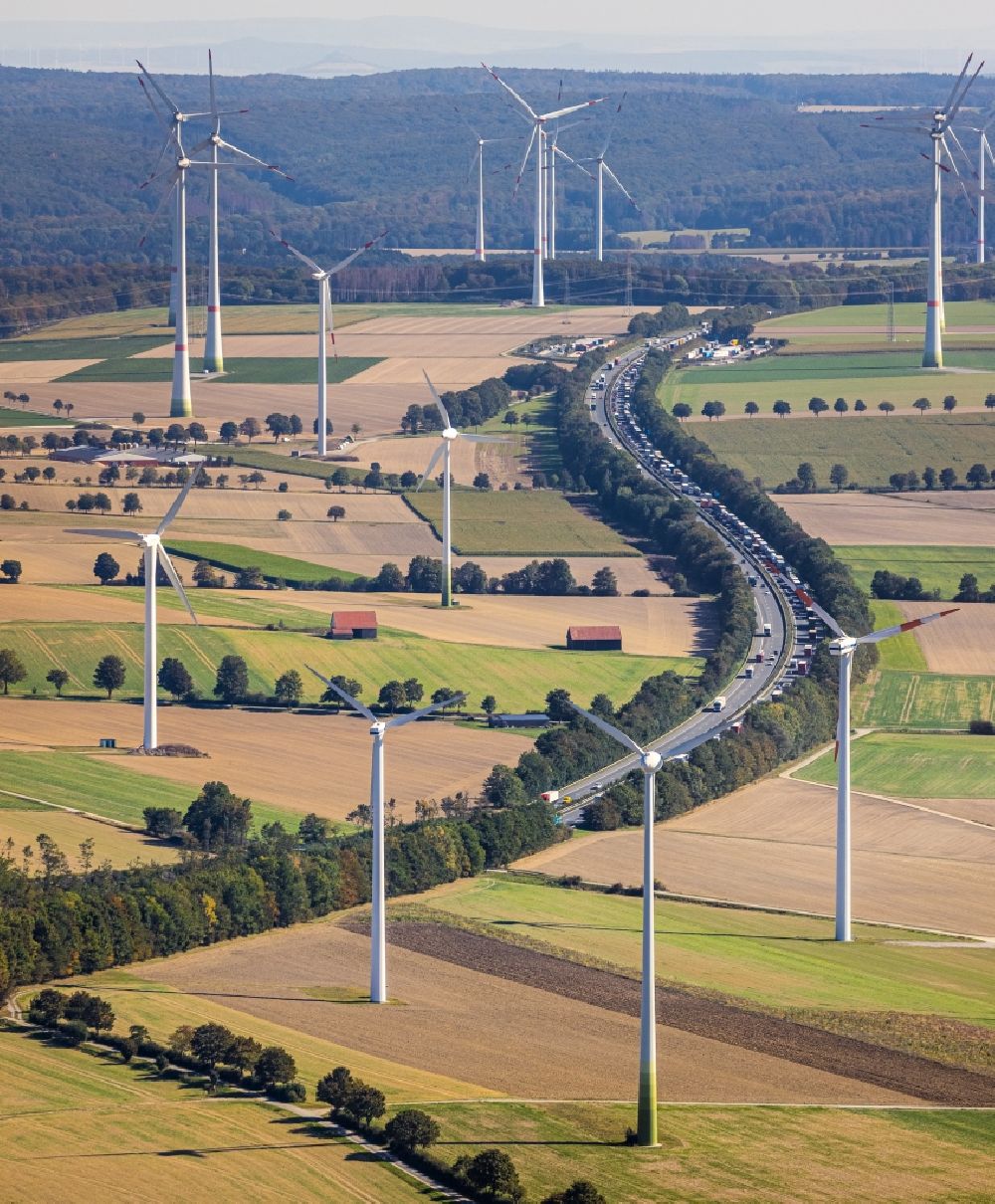 Luftbild Bad Wünnenberg - Windenergieanlagen (WEA) - Windrad- auf einem Feld entlang der BAB A44 in Bad Wünnenberg im Bundesland Nordrhein-Westfalen, Deutschland