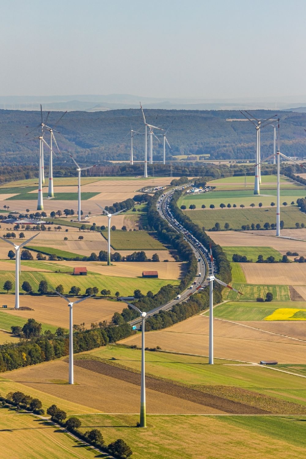 Luftaufnahme Bad Wünnenberg - Windenergieanlagen (WEA) - Windrad- auf einem Feld entlang der BAB A44 in Bad Wünnenberg im Bundesland Nordrhein-Westfalen, Deutschland