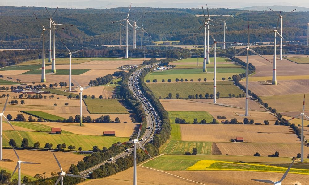 Bad Wünnenberg von oben - Windenergieanlagen (WEA) - Windrad- auf einem Feld entlang der BAB A44 in Bad Wünnenberg im Bundesland Nordrhein-Westfalen, Deutschland