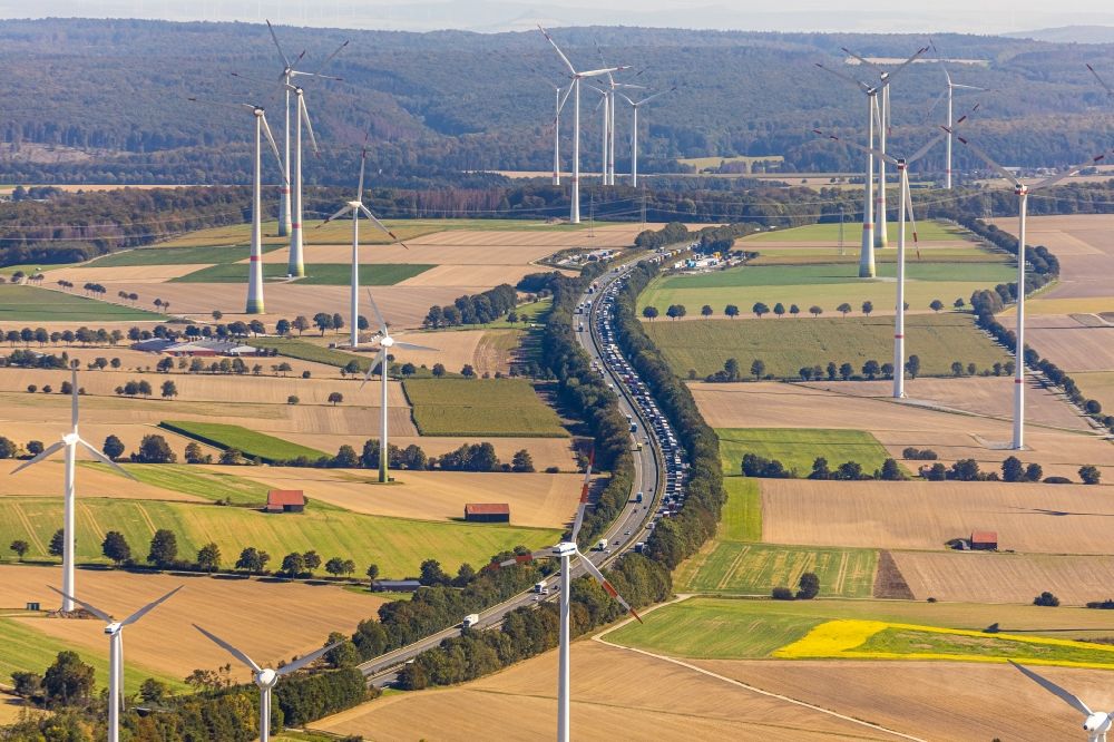 Bad Wünnenberg aus der Vogelperspektive: Windenergieanlagen (WEA) - Windrad- auf einem Feld entlang der BAB A44 in Bad Wünnenberg im Bundesland Nordrhein-Westfalen, Deutschland