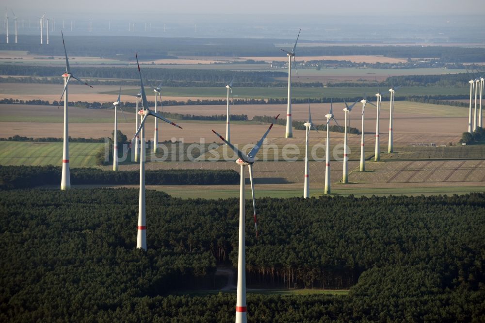 Feldheim von oben - Windenergieanlagen (WEA) - Windrad- auf einem Feld in Feldheim im Bundesland Brandenburg