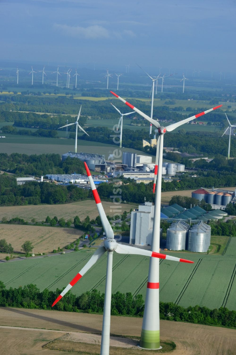 Luftaufnahme Gerdshagen - Windenergieanlagen (WEA) - Windrad- auf einem Feld in Gerdshagen im Bundesland Brandenburg
