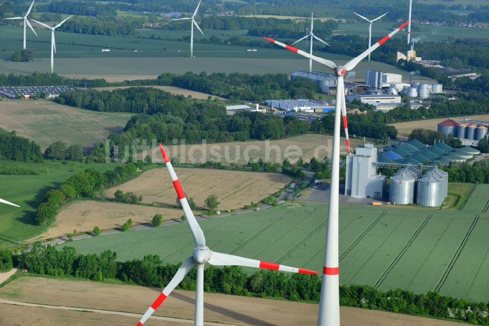 Gerdshagen aus der Vogelperspektive: Windenergieanlagen (WEA) - Windrad- auf einem Feld in Gerdshagen im Bundesland Brandenburg