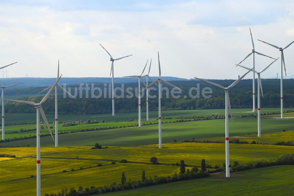 Großenehrich aus der Vogelperspektive: Windenergieanlagen (WEA) - Windrad- auf einem Feld in Großenehrich im Bundesland Thüringen, Deutschland