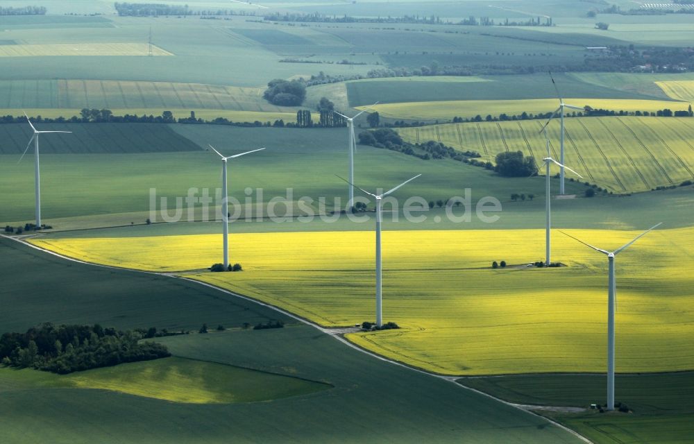 Großvargula von oben - Windenergieanlagen (WEA) - Windrad- auf einem Feld in Großvargula im Bundesland Thüringen, Deutschland