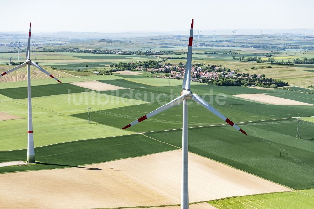 Luftaufnahme Guntersblum - Windenergieanlagen (WEA) - Windrad- auf einem Feld in Guntersblum im Bundesland Rheinland-Pfalz, Deutschland