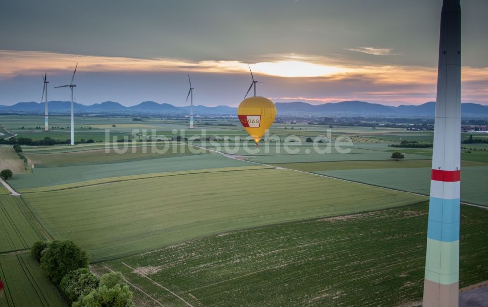 Luftbild Herxheim bei Landau (Pfalz) - Windenergieanlagen (WEA) - Windrad- auf einem Feld mit Heißluftballon am Abend in Herxheim bei Landau (Pfalz) im Bundesland Rheinland-Pfalz