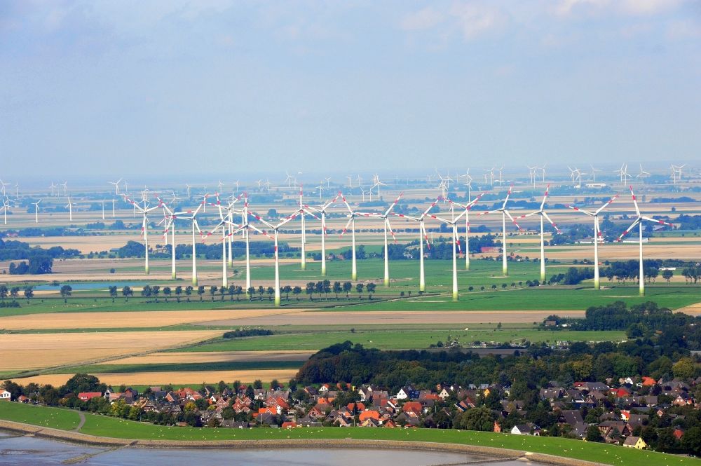 Brunsbüttel von oben - Windenergieanlagen (WEA) - Windrad - auf einem Feld hinter Brunsbüttel im Bundesland Schleswig-Holstein