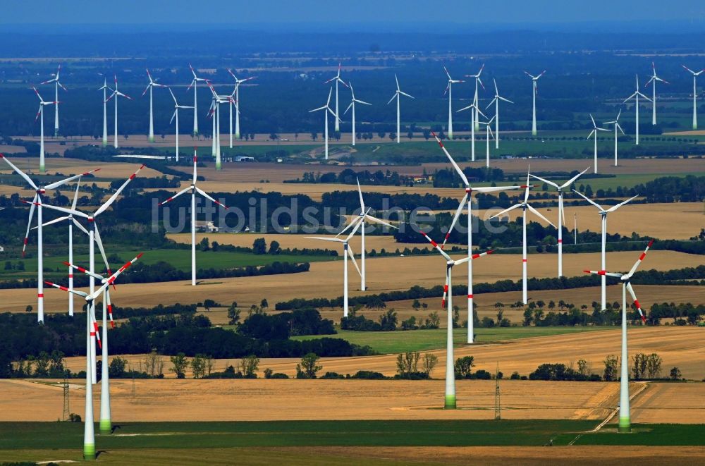Luftbild Ketzin - Windenergieanlagen (WEA) - Windrad- auf einem Feld in Ketzin im Bundesland Brandenburg, Deutschland