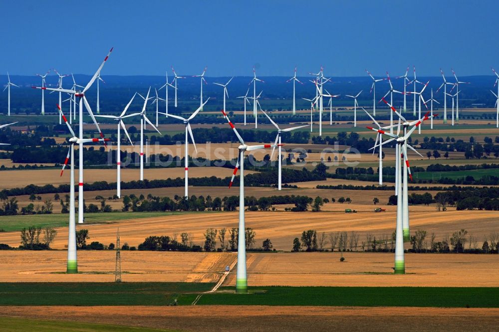 Luftaufnahme Ketzin - Windenergieanlagen (WEA) - Windrad- auf einem Feld in Ketzin im Bundesland Brandenburg, Deutschland