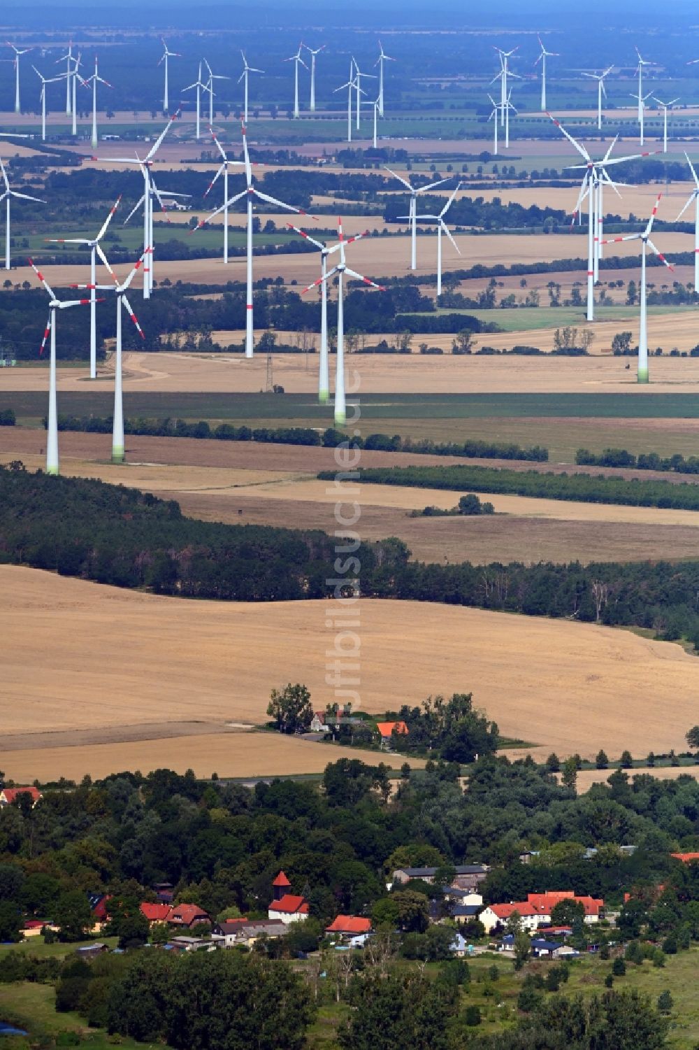 Luftaufnahme Ketzin - Windenergieanlagen (WEA) - Windrad- auf einem Feld in Ketzin im Bundesland Brandenburg, Deutschland