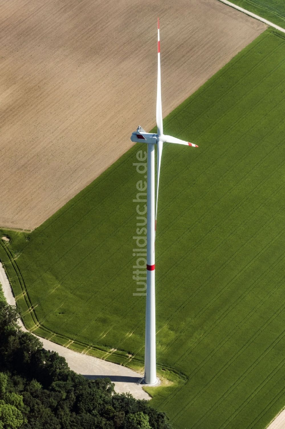 Kirchberg an der Jagst aus der Vogelperspektive: Windenergieanlagen (WEA) - Windrad- auf einem Feld in Kirchberg an der Jagst im Bundesland Baden-Württemberg, Deutschland