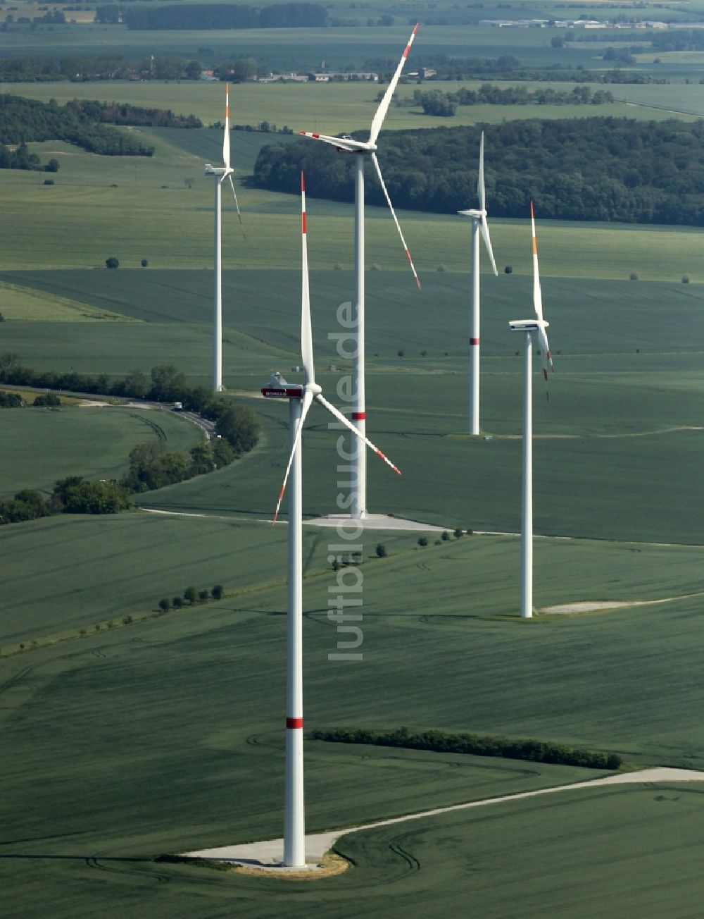 Kirchheilingen aus der Vogelperspektive: Windenergieanlagen (WEA) - Windrad- auf einem Feld in Kirchheilingen im Bundesland Thüringen, Deutschland