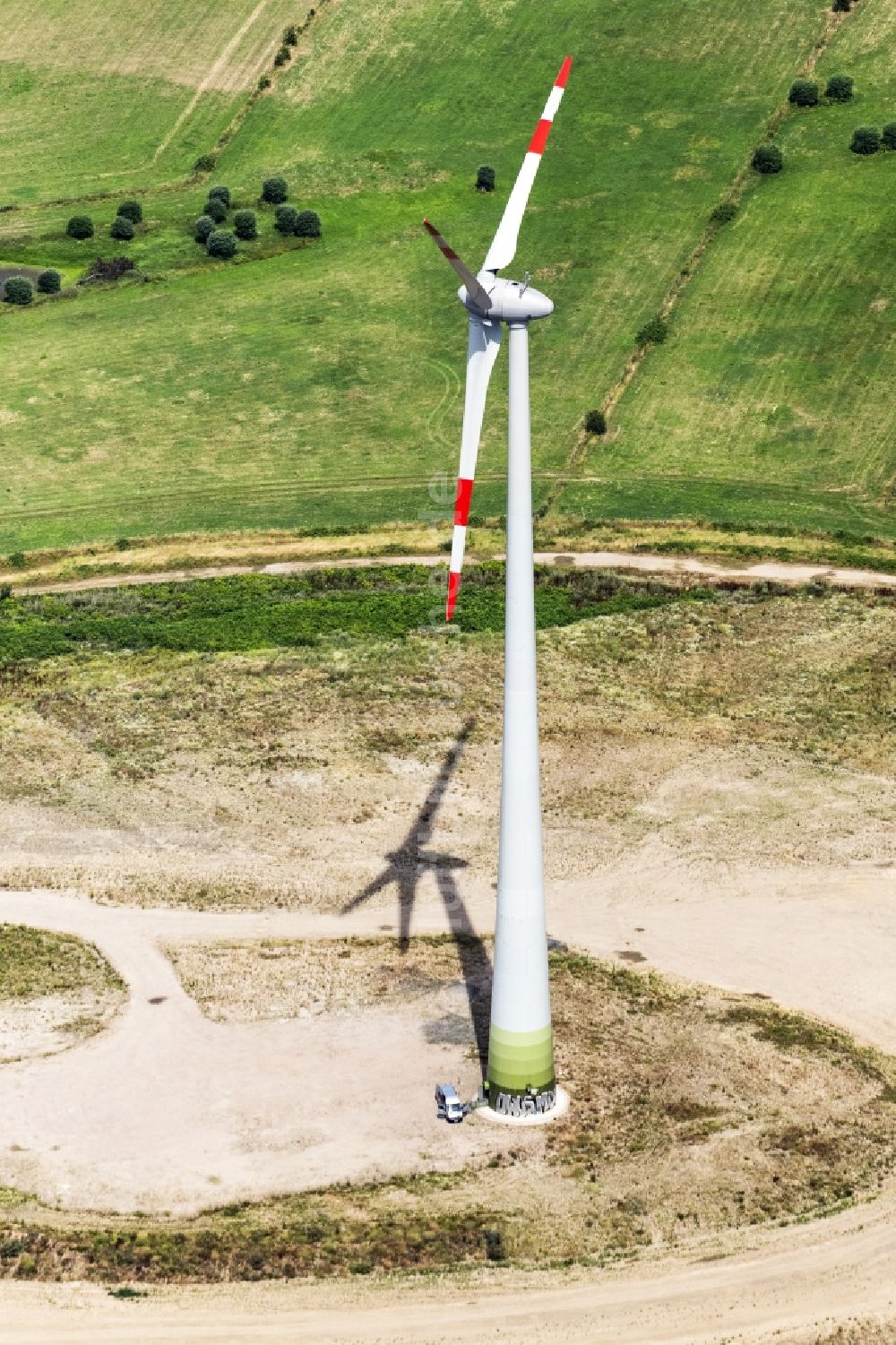 Luftaufnahme Mülheim an der Ruhr - Windenergieanlagen (WEA) - Windrad- auf einem Feld in Mülheim an der Ruhr im Bundesland Nordrhein-Westfalen, Deutschland