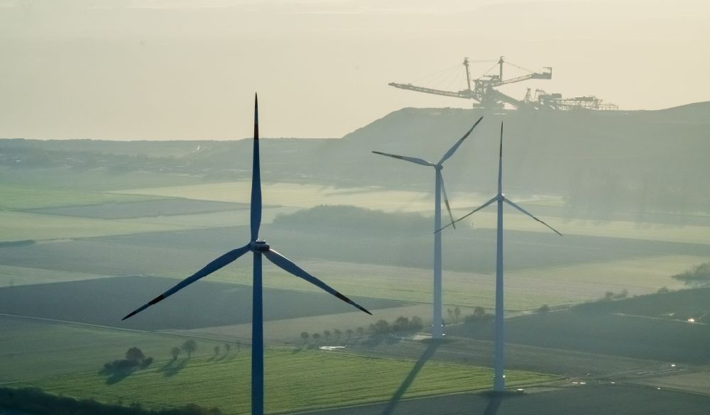 Titz aus der Vogelperspektive: Windenergieanlagen (WEA) - Windrad- auf einem Feld im Ortsteil Bettenhoven in Titz im Bundesland Nordrhein-Westfalen