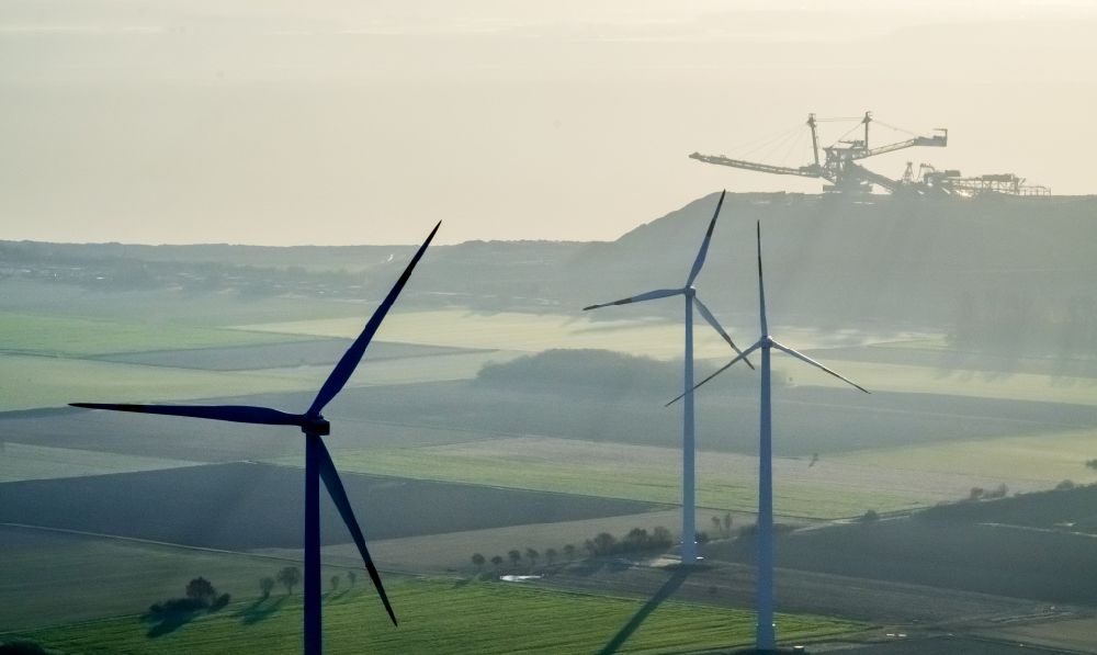 Luftbild Titz - Windenergieanlagen (WEA) - Windrad- auf einem Feld im Ortsteil Bettenhoven in Titz im Bundesland Nordrhein-Westfalen
