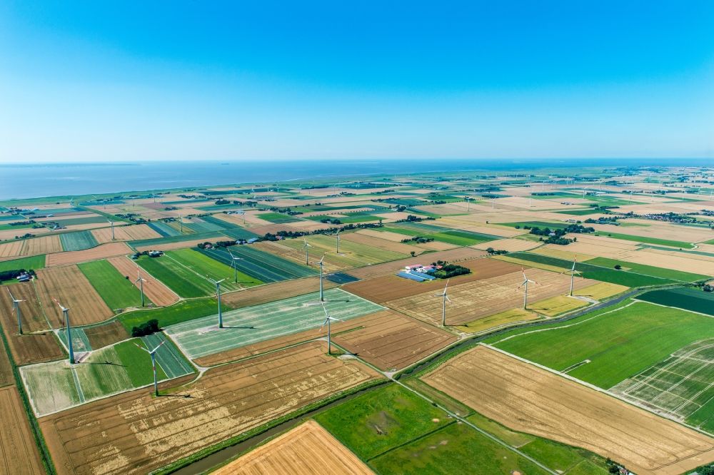 Luftaufnahme Friedrichskoog - Windenergieanlagen (WEA) - Windrad- auf einem Feld im Ortsteil Hamburg Metropolitan Area in Friedrichskoog im Bundesland Schleswig-Holstein