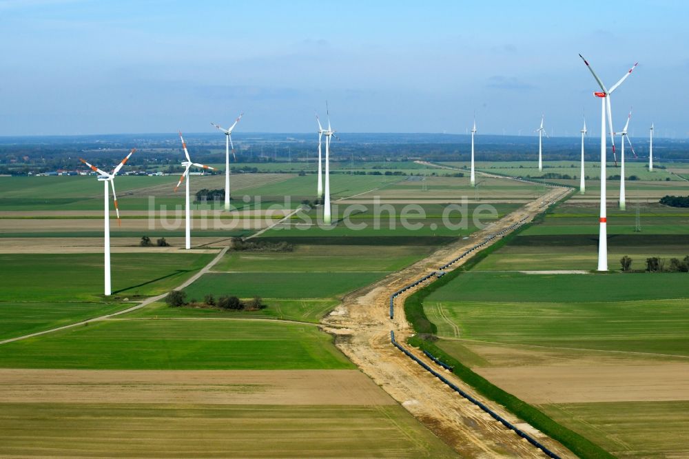 Luftaufnahme Rehfelde - Windenergieanlagen (WEA) - Windrad- auf einem Feld im Ortsteil Zinndorf in Rehfelde im Bundesland Brandenburg, Deutschland