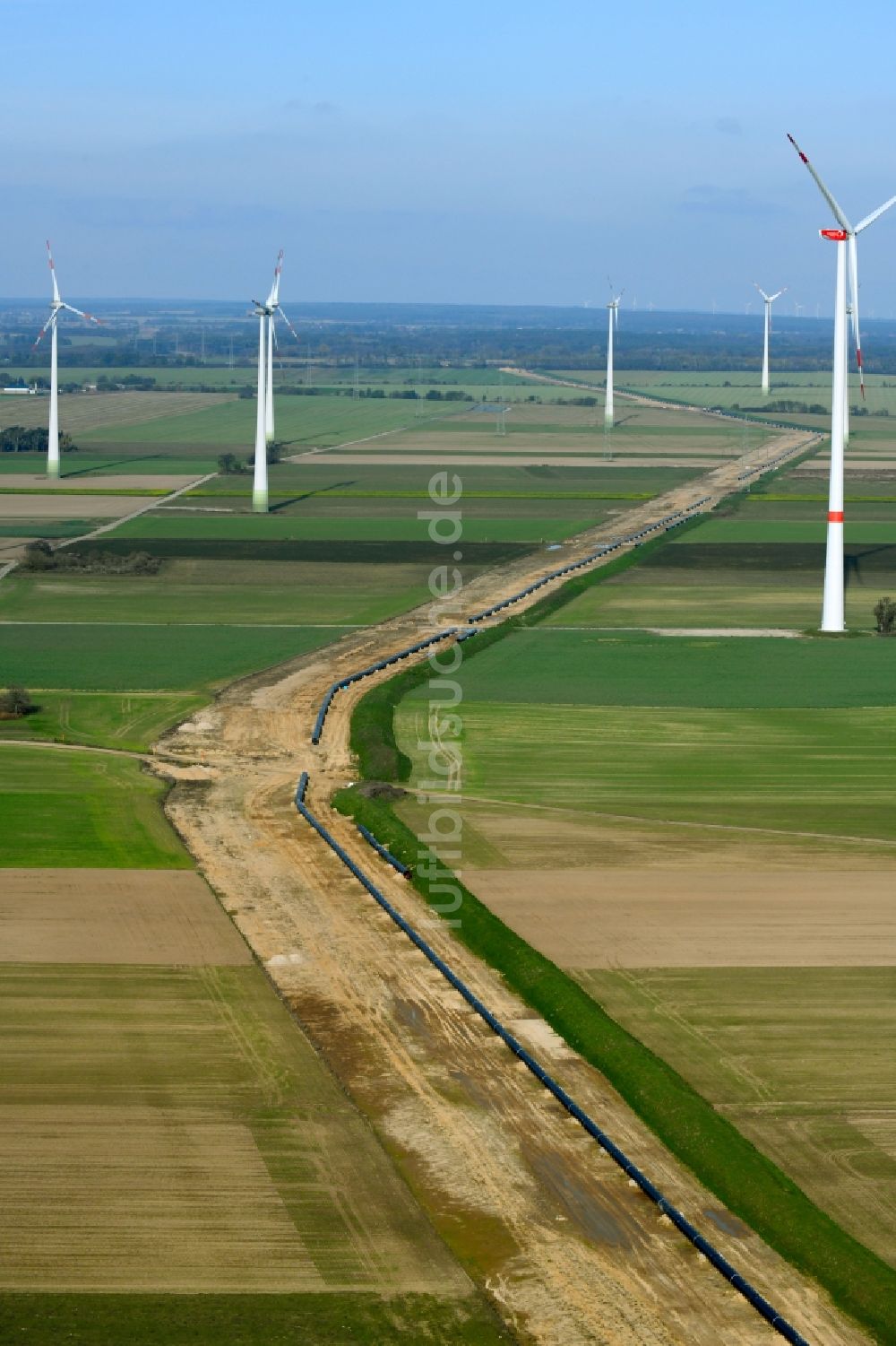 Rehfelde von oben - Windenergieanlagen (WEA) - Windrad- auf einem Feld im Ortsteil Zinndorf in Rehfelde im Bundesland Brandenburg, Deutschland