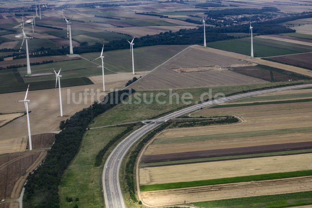 Parndorf von oben - Windenergieanlagen (WEA) - Windrad- auf einem Feld in Parndorf in Burgenland, Österreich