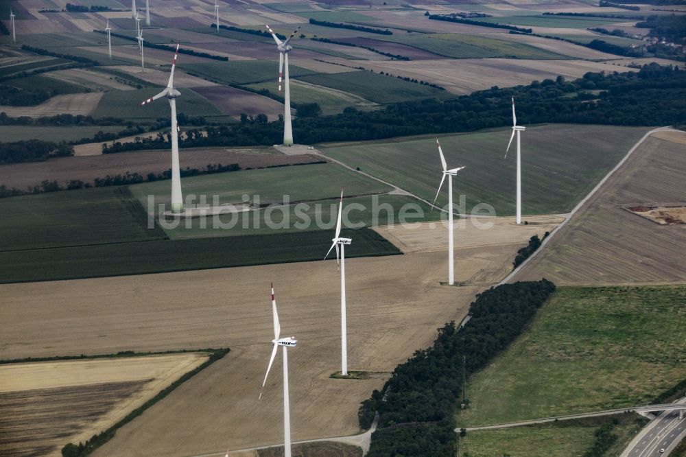 Parndorf aus der Vogelperspektive: Windenergieanlagen (WEA) - Windrad- auf einem Feld in Parndorf in Burgenland, Österreich