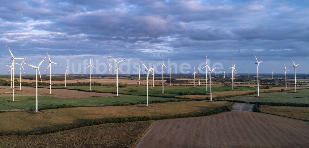 Petersdorf von oben - Windenergieanlagen (WEA) - Windrad- auf einem Feld in Petersdorf im Bundesland Brandenburg, Deutschland