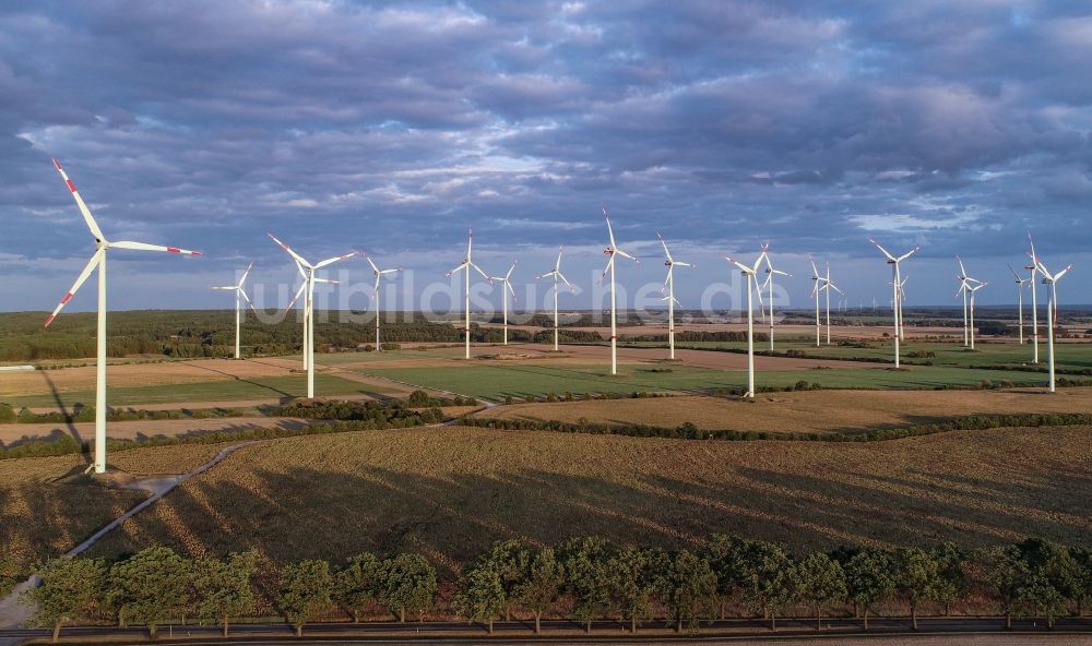 Luftbild Petersdorf - Windenergieanlagen (WEA) - Windrad- auf einem Feld in Petersdorf im Bundesland Brandenburg, Deutschland