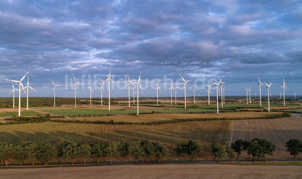 Luftaufnahme Petersdorf - Windenergieanlagen (WEA) - Windrad- auf einem Feld in Petersdorf im Bundesland Brandenburg, Deutschland