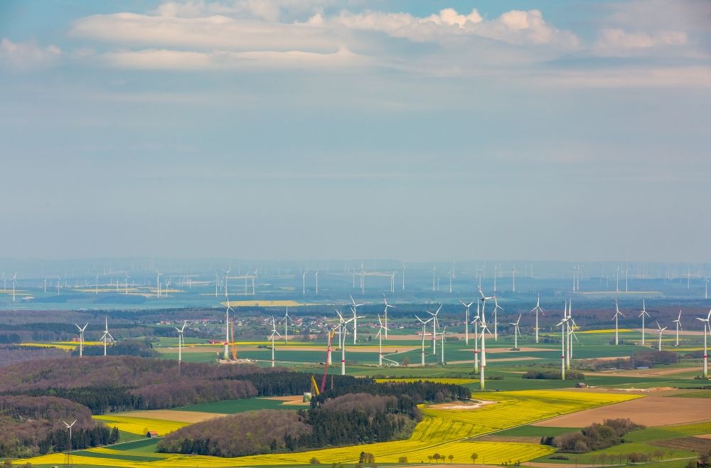 Rösenbeck von oben - Windenergieanlagen (WEA) - Windrad- auf einem Feld in Rösenbeck im Bundesland Nordrhein-Westfalen, Deutschland