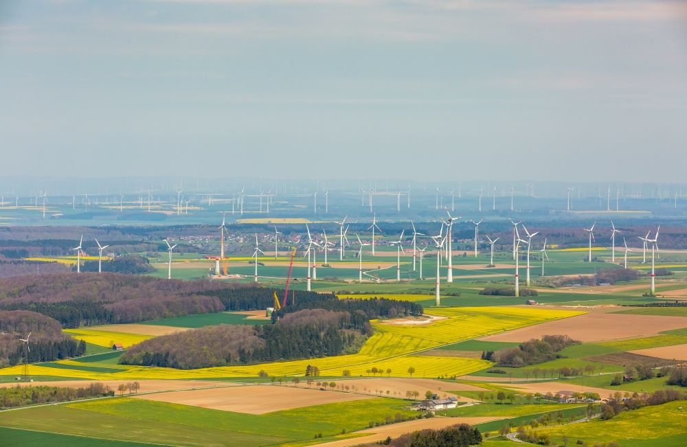 Rösenbeck aus der Vogelperspektive: Windenergieanlagen (WEA) - Windrad- auf einem Feld in Rösenbeck im Bundesland Nordrhein-Westfalen, Deutschland